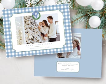 Plantilla de tarjeta navideña con foto de cuadros azules, corona navideña estilo preppy (descarga digital)
