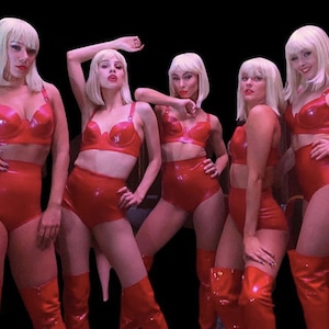 Soutien-gorge en latex rouge et coupe haute Brève faite à la main + bottes sur le genou