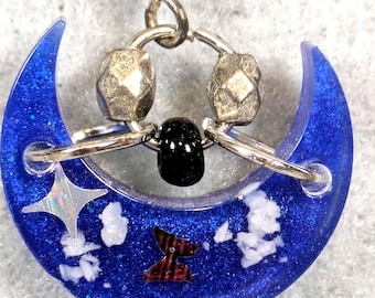 Pendientes colgantes de media luna con cielo de medianoche (azul, negro y plata)