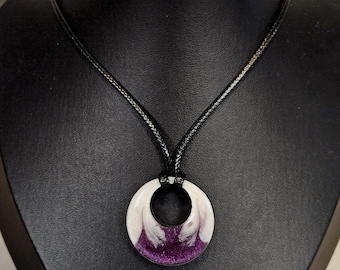 Collar con colgante de resina inspirado en los villanos de Disney