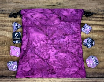 Bolsa de dados D&D hecha a mano: tela batik fucsia con dados en espiral