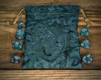 Bolsa de dados hecha a mano y juego de dados verde azulado: tela batik con detalles dorados