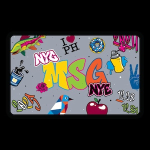 Può includere: Un'illustrazione colorata in stile graffiti con le parole "NYC MSG NYE" e i numeri "2023" e "12.28 - 12.31". L'illustrazione include anche un cuore con le lettere "PH" all'interno, un pesce, una ciambella, una bomboletta spray, un segno di pace, una rosa, un uccello e una mela.