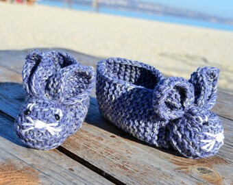Pantofole a forma di coniglietto in lana all'uncinetto: calzini caldi e accoglienti per bambini