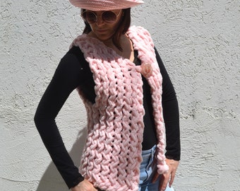 Chaleco largo de crochet rosa con broche. Chaleco bohemio grueso para mujer, ideal para festivales y para todas las estaciones.
