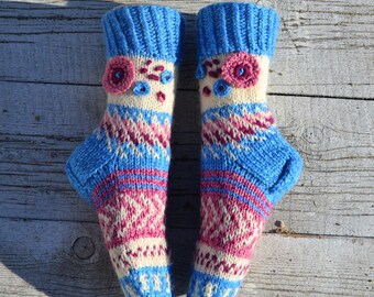 Calzini di lana morbidi lavorati a mano: Calzini invernali caldi all'uncinetto con fiori blu e rosa