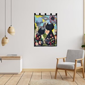 Pode incluir: Uma tape&ccedil;aria decorativa de parede com duas silhuetas de gatos pretos sobre um fundo abstrato colorido. Os gatos s&atilde;o adornados com padr&otilde;es florais. A obra de arte &eacute; emoldurada com uma borda preta e inclui la&ccedil;os para pendurar.