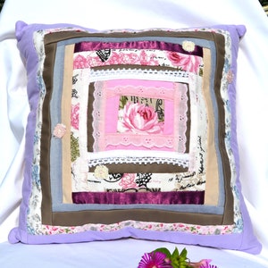 Bonita almohada de patchwork bordada en blanco y rosa con rosa en estilo boho Cojín de sala de estar decorado por un diseñador Decoración glamorosa para el hogar