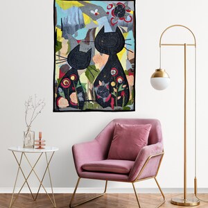 Pode incluir: Um painel de parede com duas silhuetas de gatos pretos e desenhos florais coloridos. O fundo &eacute; uma mistura de cores, incluindo azul, amarelo e cinza. O painel retangular tem abas pretas na parte superior. Decora&ccedil;&atilde;o de casa.