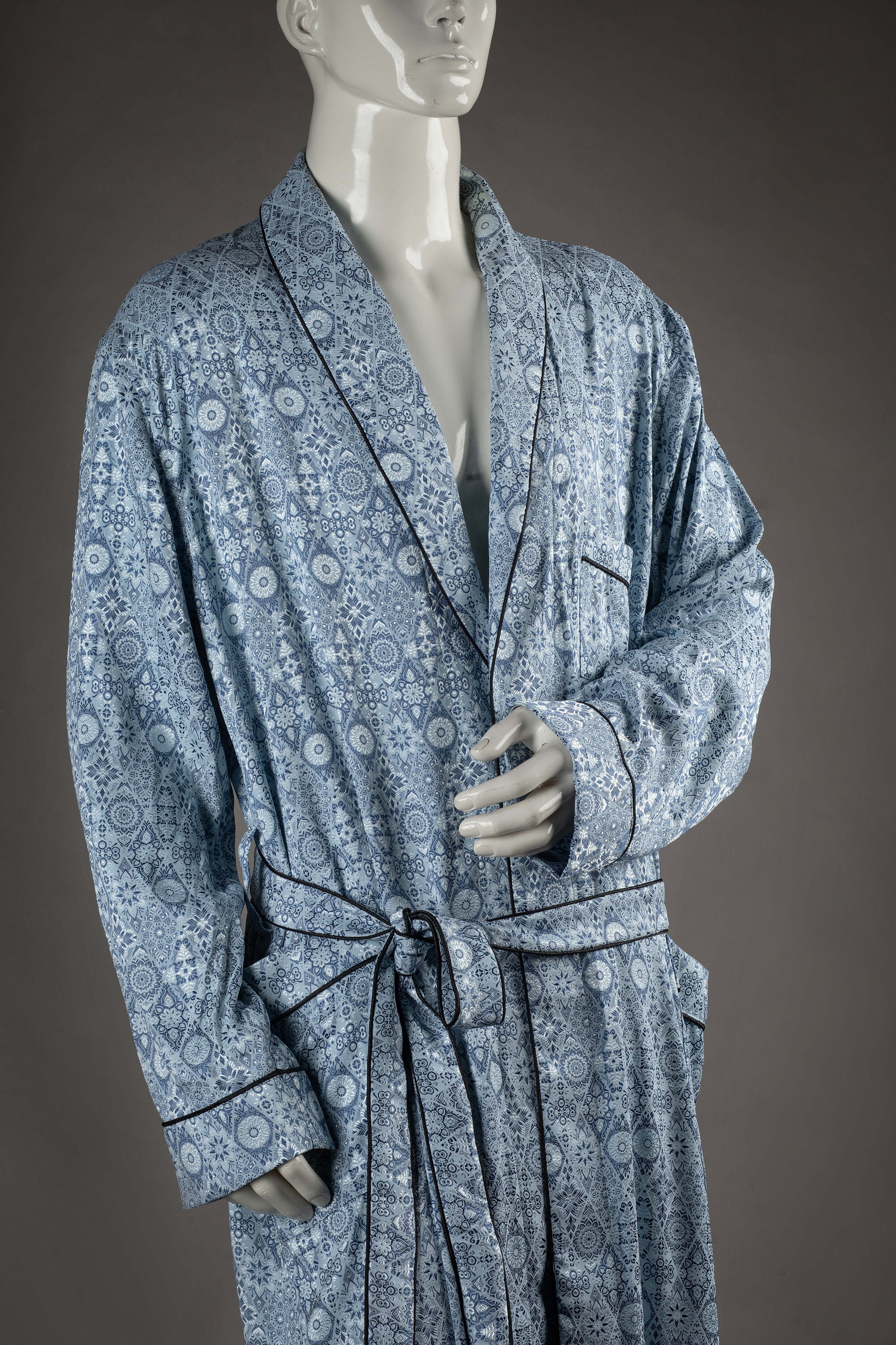 White Floral Sleeping Gown In Silk - Victorian Style - Old Fashion