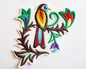 Broderie machine oiseau multicolore