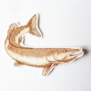 Op de afbeelding: Geborduurde bruine vispatch op een witte achtergrond. De vis is in een C-vorm gekruld met zijn staart omhoog wijzend.