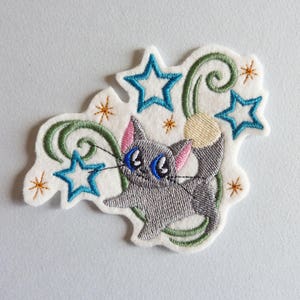 Appliqué écusson broderie patch thermocollant chat étoiles et arabesques