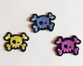 Lot de 3  petits écussons, patch thermocollant, broderie thermocollante têtes de mort (petites broderies)