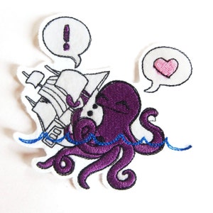 Peut inclure: Patch brodé représentant un poulpe violet avec une expression surprise, tenant un voilier blanc à l'envers. Le poulpe a une bulle de dialogue avec un point d'exclamation et le voilier a une bulle de dialogue avec un cœur rose.