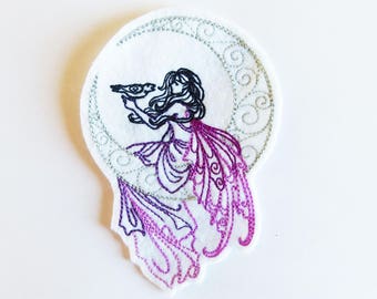 Appliqué écusson patch broderie thermocollant femme avec un oiseau sur un croissant de lune