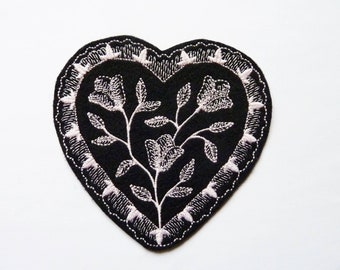 Coeur et fleurs (4 couleurs disponibles), patch thermocollant.