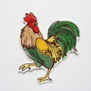 Può includere: Toppa ricamata da stirare con un gallo con cresta rossa, becco giallo, piume verdi e marroni e coda gialla e marrone.