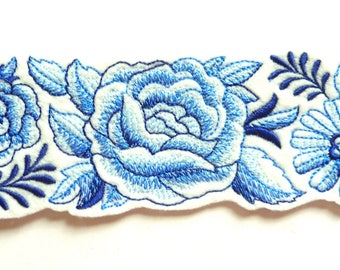 Appliqué, écusson broderie thermocollant frise fleurs bleues