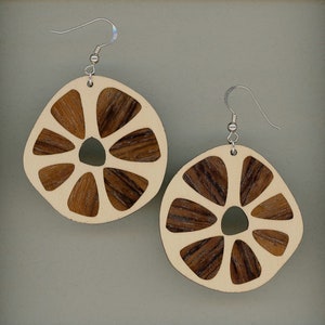 Lätta örhängen i träfaner. Sycamore-faner med inläggningar av rosenträ. Krokar i sterlingsilver.