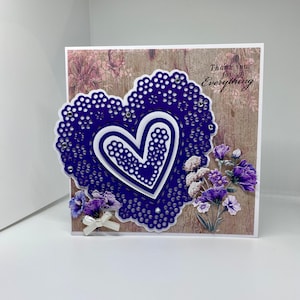 E-49 Carte de remerciement. Coeur violet et blanc avec fleurs découpées, monté sur un joli papier avec des pierres précieuses scintillantes