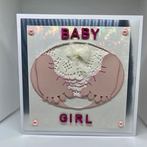 L-8 Große Baby-Grußkarte für Mädchen. Freche Rückansicht eines Krabbelbabys. Neu geboren. Größe 20 x 20 cm
