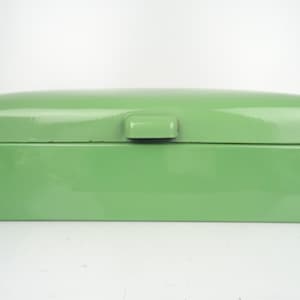 Puede incluir: Un juego de tres tazas de cerámica con un acabado moteado y mate. Cada taza presenta un color diferente: azul claro, crema y gris. Las tazas tienen un diseño simple y moderno y un asa cómoda.