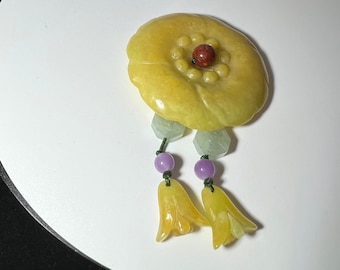 Colgante de flor de loto de jade amarillo tallado con jade verde, morado y rojo