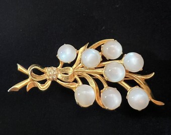 Vintage White Moon Glow Round Cabochon Floral Bouquet W Bow-Retro Costume Jewelry 1940’s