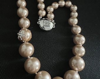Collar Givenchy con perlas simuladas y cristales de imitación pavé