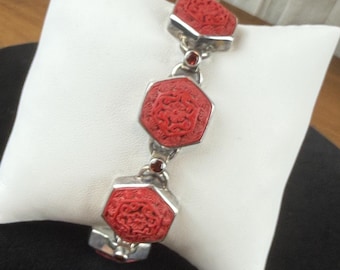 Pulsera vintage Sajen de plata esterlina color cinabrio con paneles tallados en rojo y eslabones. Joyería de diseño.