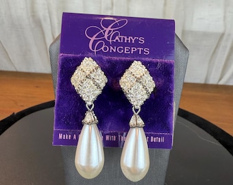 Pendientes colgantes vintage de Cathy’s Concepts con diamantes de imitación y perlas de imitación en tono plateado, años 80, nuevos, con cierre de clip.