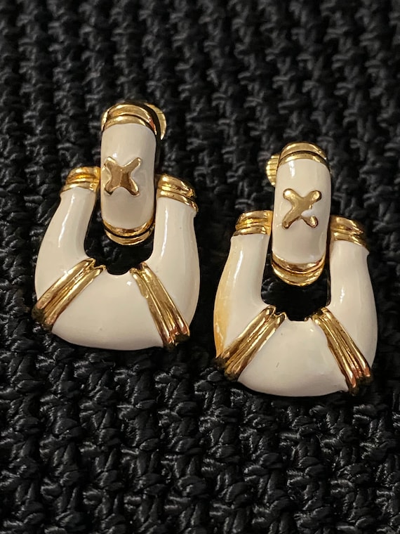 Avon Gold Tone Cream white Enamel Clip Earring - image 5