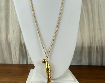 Collar con colgante de pez articulado vintage de Hong Kong, tono dorado, figura de pez, joyería náutica.