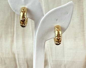 Pendientes de aro vintage Monet tono dorado con diseño de corazón en relieve, aros gruesos firmados por Monet.