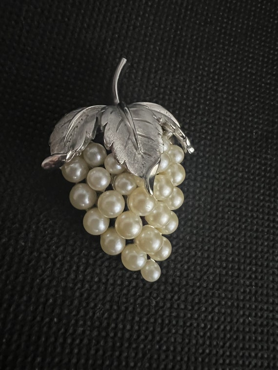 Crown Trifari Cluster Of Faux Pearl Silver Tone G… - image 2