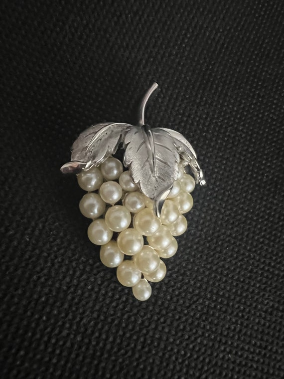 Crown Trifari Cluster Of Faux Pearl Silver Tone G… - image 3