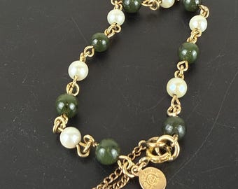 Pulsera vintage de los años 50 de Curtis Creations, 1/20, de jade y perlas cultivadas en oro laminado de 12 quilates – 8 pulgadas.