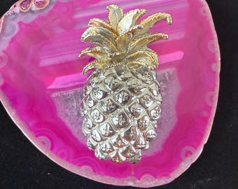 Broche vintage de piña en plata y oro, broche de frutas tropicales con textura, broche colgante llamativo.