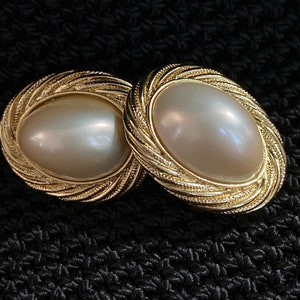 Vintage Trifari Faux Pearl And Gold Tone Clío On Earring image 6