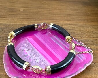 Pulsera tipo brazalete vintage china negra con ónix y tono dorado, joyería de inspiración asiática.