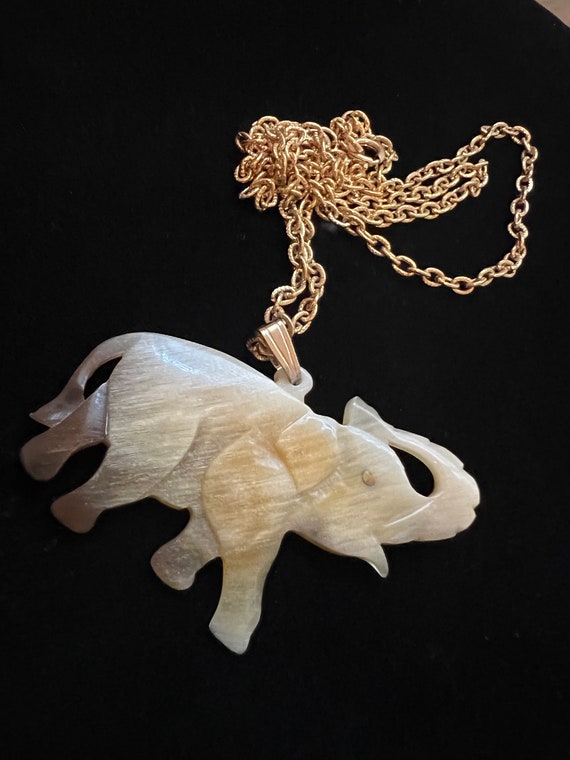 ✨Vintage Gold-Tone 2 Elephants on Black Horn Pendant Necklace✨Preloved Vintage Silver & Gold Tone Three Elephant On A Horn Pendant  main image 2