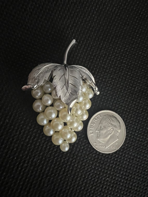 Crown Trifari Cluster Of Faux Pearl Silver Tone G… - image 4