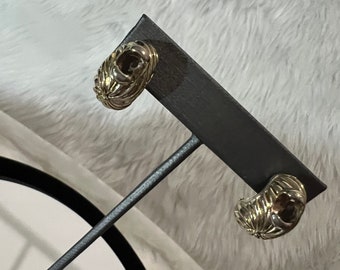 Pendientes vintage MX Michael Morrison con cristales en tono dorado y diseño omega