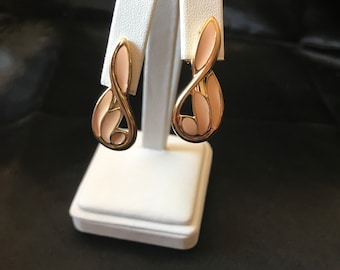 Pendiente de clip esmaltado en coral melocotón en tono dorado Trifari TM