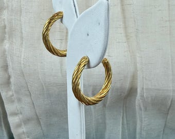 Pendientes de aro vintage Monet tono dorado con cuerda, aros retorcidos y texturizados, firmados por Monet, 3,5 cm (1,38 pulgadas)