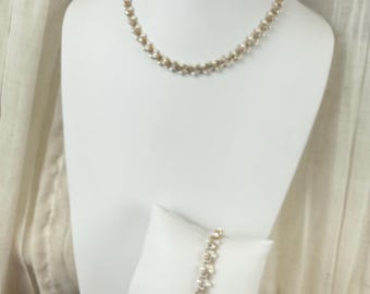 Conjunto de collar y pulsera vintage de perlas de imitación y diamantes de imitación, joyería nupcial delicada en tono dorado.