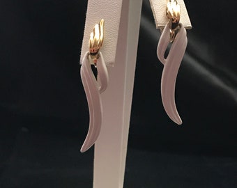 Pendientes colgantes de clip con corona vintage Trifari en tono dorado y esmalte blanco