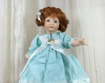 Muñeca de porcelana Vintage Little Jewel Collection March Doll – 25 cm (10 pulgadas) con vestido azul, soporte y cadena.