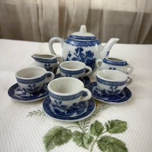 Mid Century Blue Willow Child’s Porcelain Tea Set in Original Box – Vintage 1950s–1960s Miniature China.